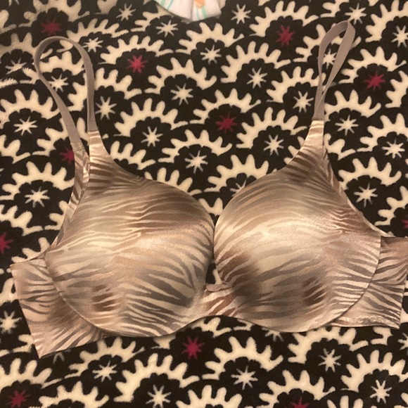 Women’s Victoria’s Secret Incredible push up plunge bra - Picture 1 of 3